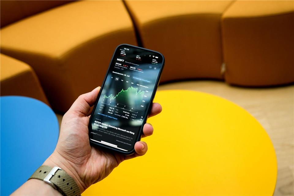 Die Steuer auf die Vorabpauschale für das Jahr 2025 wird Anfang Januar 2026 automatisch vom Verrechnungskonto durch den Depotanbieter eingezogen.Zacharie Scheurer/dpa-tmn