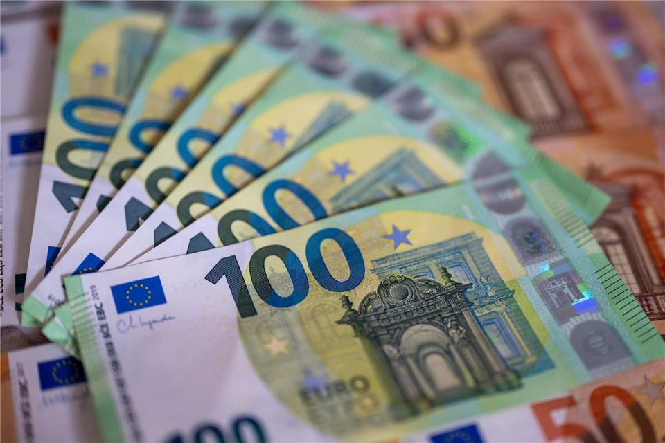 Die Steuereinnahmen in Sachsen sind im ersten Halbjahr 2025 im Vergleich zum Vorjahr leicht gestiegen. (Symbolbild)Monika Skolimowska/dpa