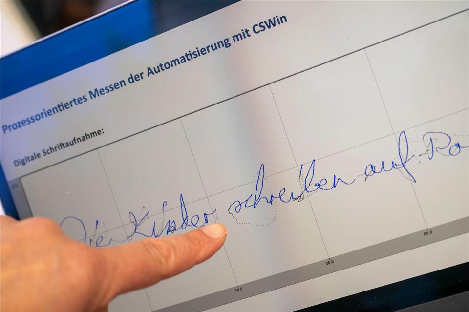 Die Stifte von Kindern, die Schreibschrift schreiben, legen in der Luft oft sehr viel längere Wege zurück als die Stifte von Druckschrift schreibenden Kindern (Archivbild).Peter Kneffel/dpa