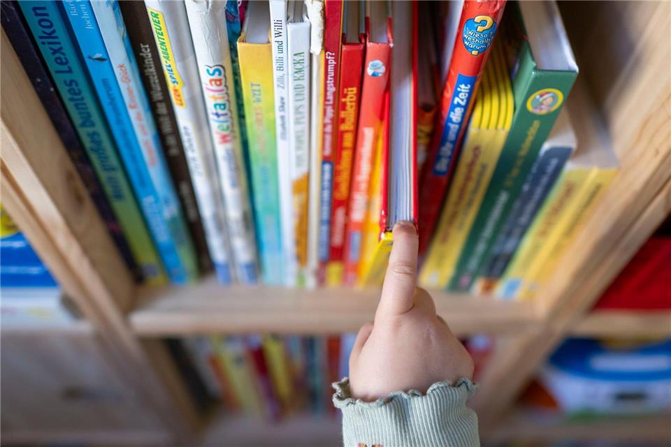 Woher Leseschwäche kommt und was dagegen hilft Die Stiftung Lesen bietet kostenfreie Materialien und Projekte zum Lesen und Vorlesen für Kinder. (Symbolbild)Hendrik Schmidt/dpa