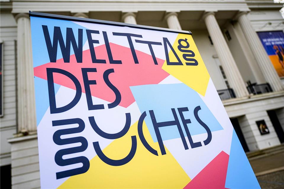 Die Stiftung Lesen verschenkt zum Welttag des Buches Bücher für Viert- und Fünfklässler. (Symbobild)Sina Schuldt/dpa
