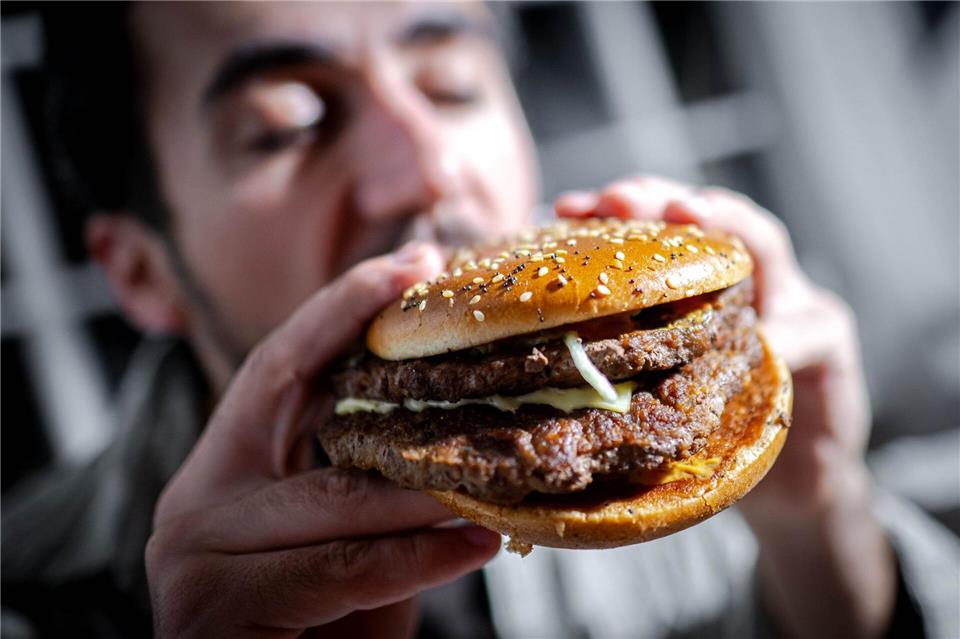 Die Stiftung Warentest hat 10 klassische Pattys aus Rindfleisch und 10 vegetarische Alternativen untersucht.picture alliance/dpa