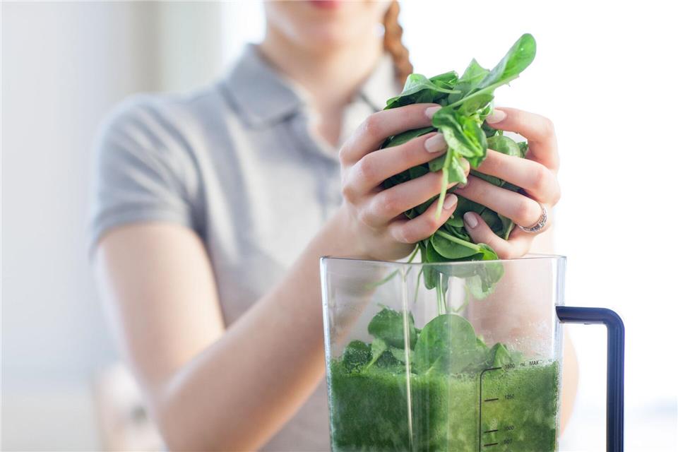 Die Stiftung Warentest hat Mixer von klein bis groß getestet: fünf Smoothie-Maker und elf Stand- und Hochleistungsmixer.Christin Klose/dpa-tmn