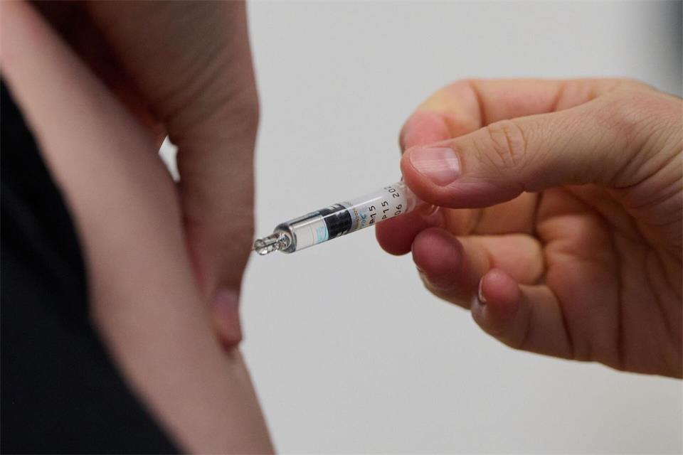 Die Stiko empfiehlt Impfungen gegen Grippe unter anderem für Menschen mit Vorerkrankungen. (Symbolbild)Katharina Kausche/dpa