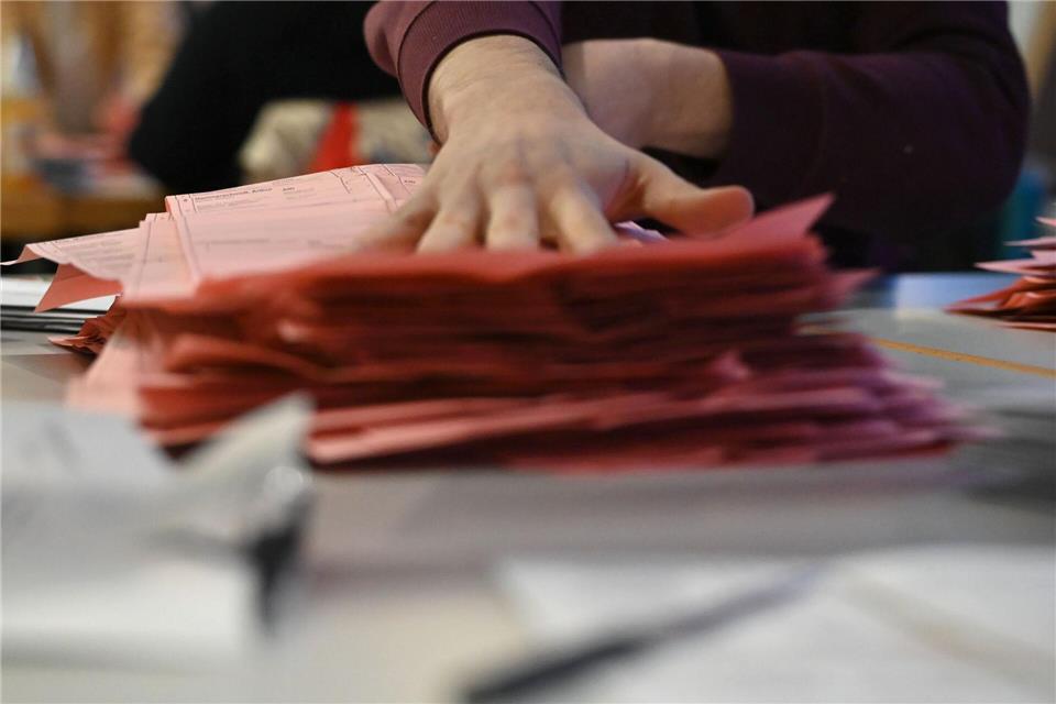 Die Stimmen werden ausgezählt.Katharina Kausche/dpa