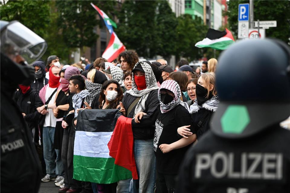 Die Stimmung bei der propalästinensischen Demonstration ist aufgeheizt. Laut Polizei kam es zu Gewalt gegen Einsatzkräfte.Malin Wunderlich/dpa
