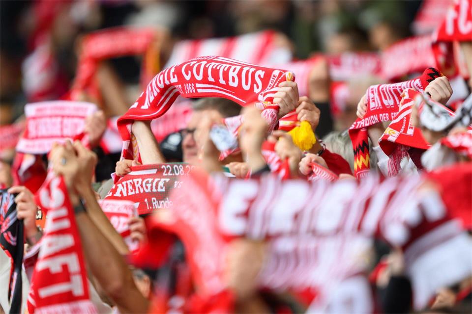 Die Stimmung im Stadion ist ein Plus für Cottbus.Robert Michael/dpa