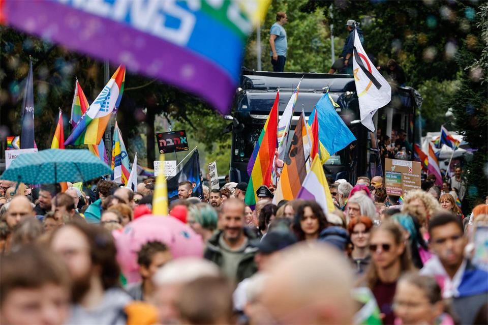 Die Stimmung in der Innenstadt ist ausgelassen und friedlich.Focke Strangmann/dpa