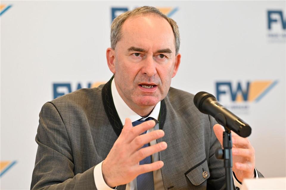 Die Stimmung in der Koalition mit der CSU ist aus der Sicht von Freie-Wähler-Chef Aiwanger „arbeitsfähig“. Es gebe jedoch immer wieder Scharmützel, gab der Wirtschaftsminister zu. Uwe Lein/dpa