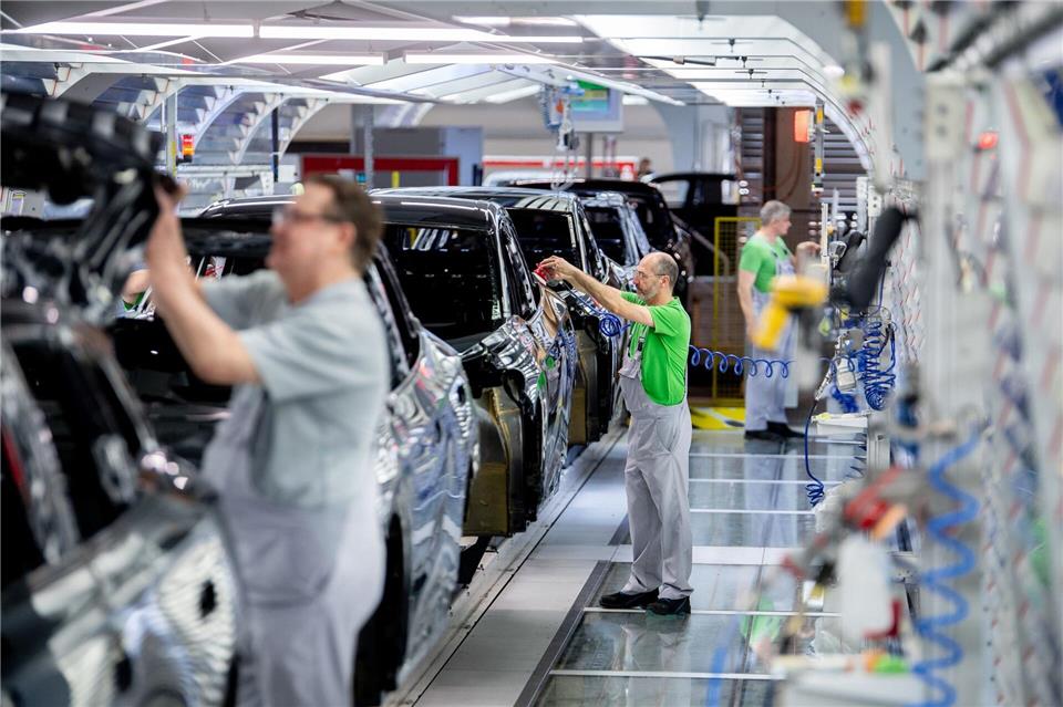 Die Stimmung in der deutschen Autoindustrie steigt weiter. (Archivbild)Hauke-Christian Dittrich/dpa