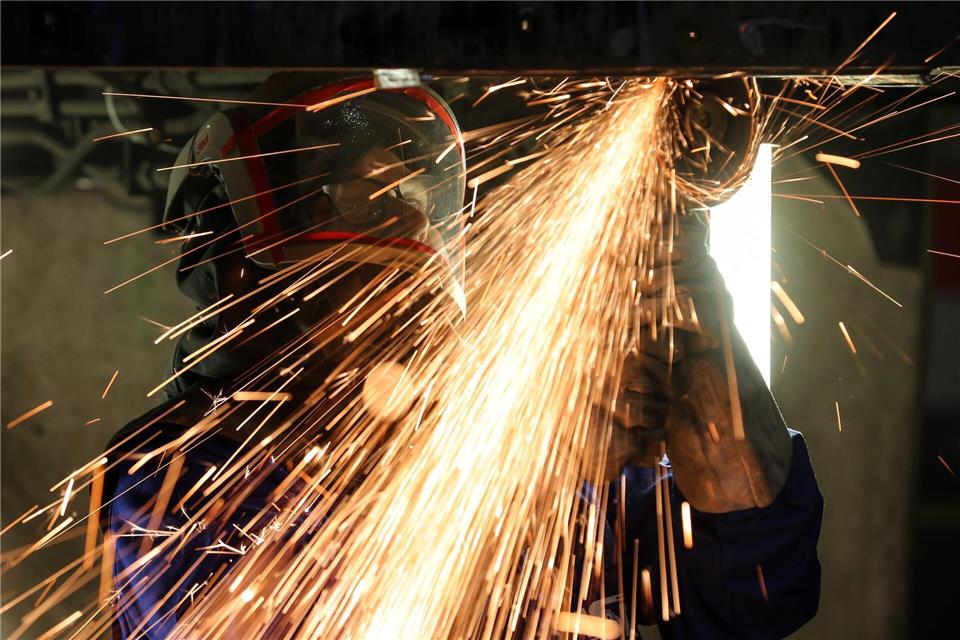 Die Stimmung in der ostdeutschen Wirtschaft hat sich laut einer Befragung des Dresdner Ifo Institutes im August leicht aufgehellt (Symbolbild). Jan Woitas/dpa-Zentralbild/dpa