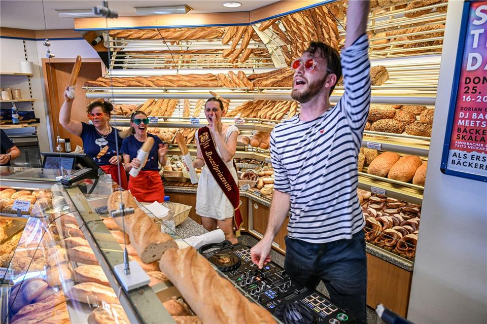 Die Stimmung ist ausgelassen, wenn der französiche „DJ Baguette“ auflegt. Jason Tschepljakow/dpa