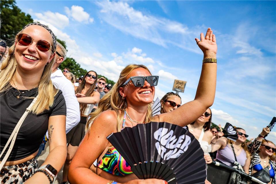 Die Stimmung zum Beginn des Festivals ist ausgelassen.Christoph Reichwein/dpa