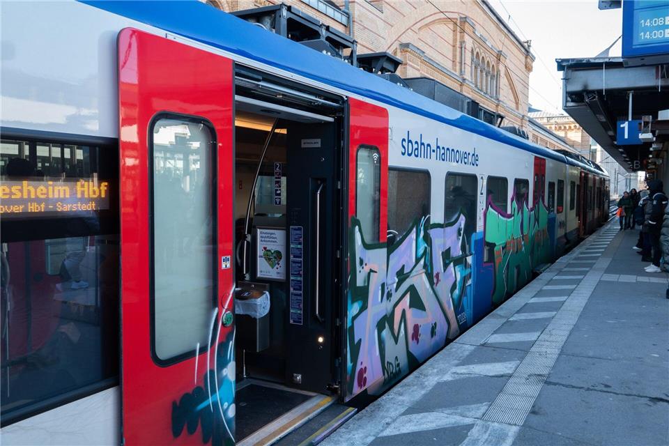 Störung bei S-Bahn Hannover bis Donnerstag Die Störung ist größer als zunächst angenommen. (Symbolbild)Marco Rauch/dpa