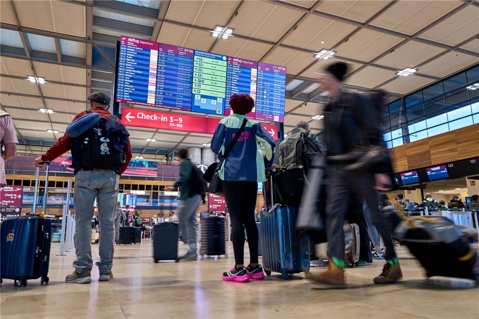 Die Störungen am Berliner Flughafen halten nach der Cyberattacke weiter an. Michael Ukas/dpa