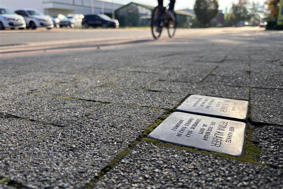 Die Stolpersteine an der Ahauser Straße in Höhe der Avia-Tankstelle sind Max und Regina Klaber gewidmet.