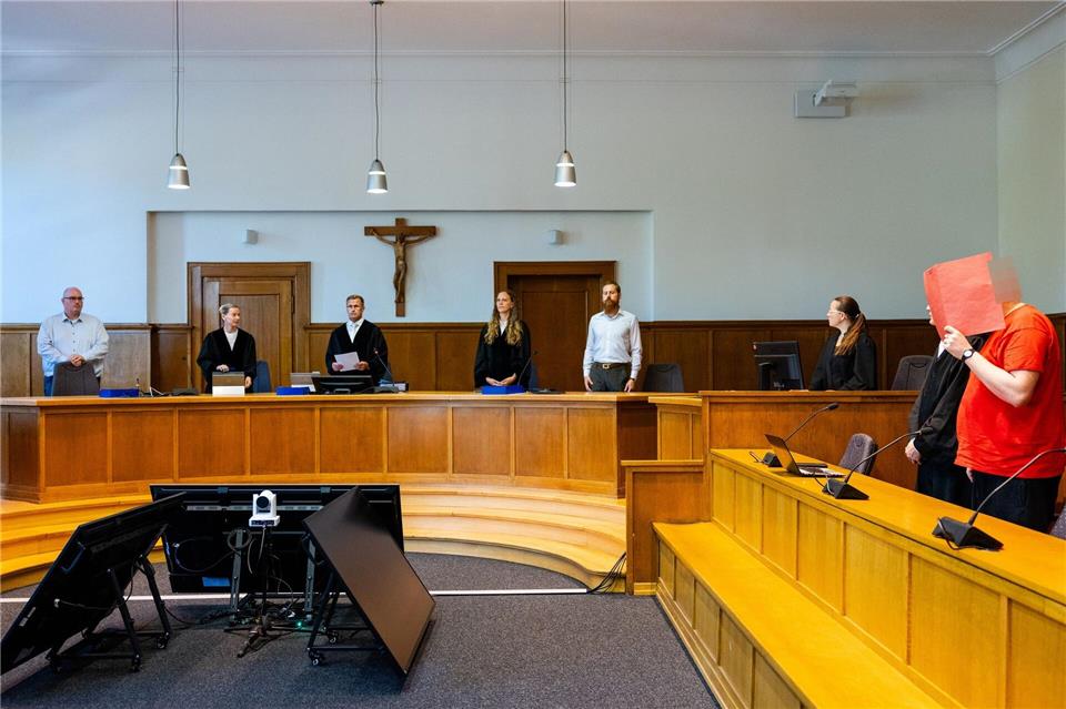 Die Strafkammer des Landgerichts Saarbrücken bei der Urteilsverkündung im Saal 38. Rechts im Bild steht der 42 Jahre alte Angeklagte neben seinem Verteidiger Dirk Gerlach.Laszlo Pinter/dpa