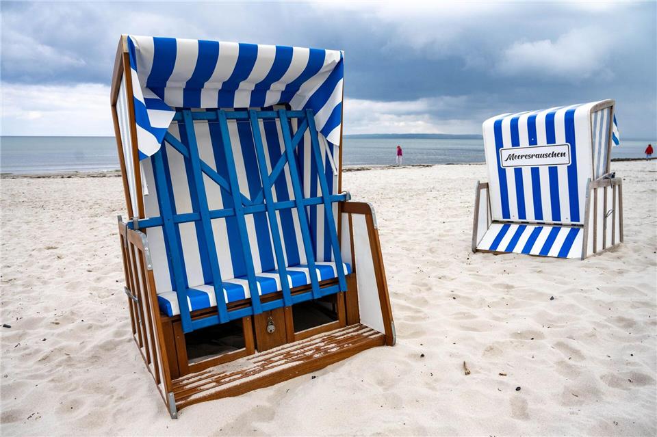 Die Strandkörbe auf Rügen sind noch verschlossen.Stefan Sauer/dpa
