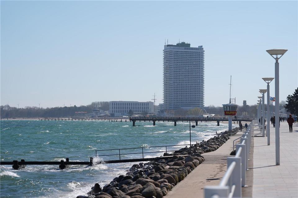 Die Strandpromenade von Travemünde. Während Hotels steigende Buchungszahlen melden, ist die Lage bei Vermietern kleinerer Unterkünften noch nicht wie gewünscht. (Symbolbild)Marcus Brandt/dpa