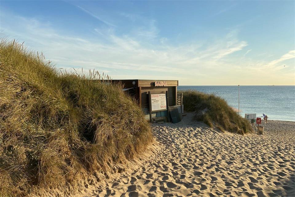 Die Strandsauna Samoa schmiegt sich an die Dünen von Sylts Westküste.Lynn Scotti/Sylt Marketing/dpa-tmn