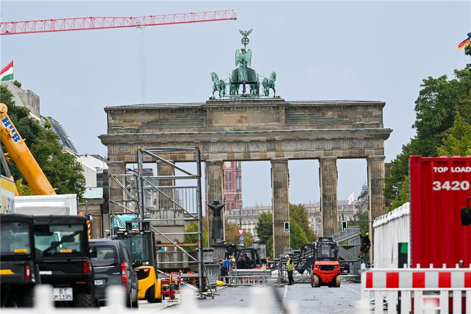 Die Straße des 17. Juni ist derzeit zwischen dem Brandenburger Tor und der Yitzhak-Rabin-Straße gesperrt.Sören Stache/dpa