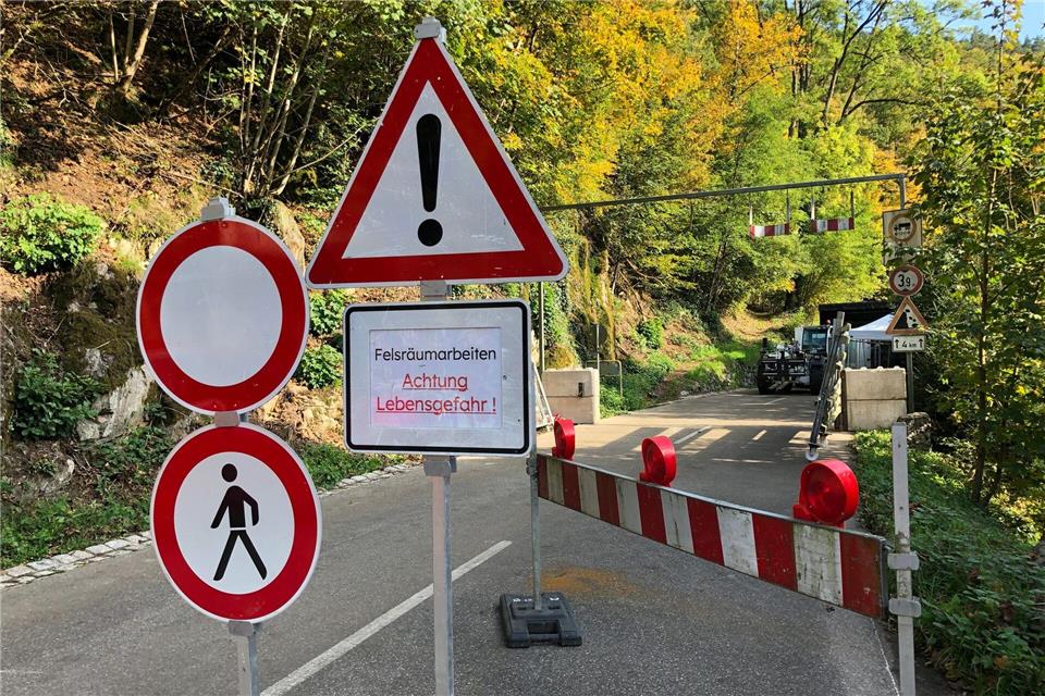 Die Straße durch das romantische Tal ist aus Sicherheitsgründen gesperrt. Christian Böhmer/dpa