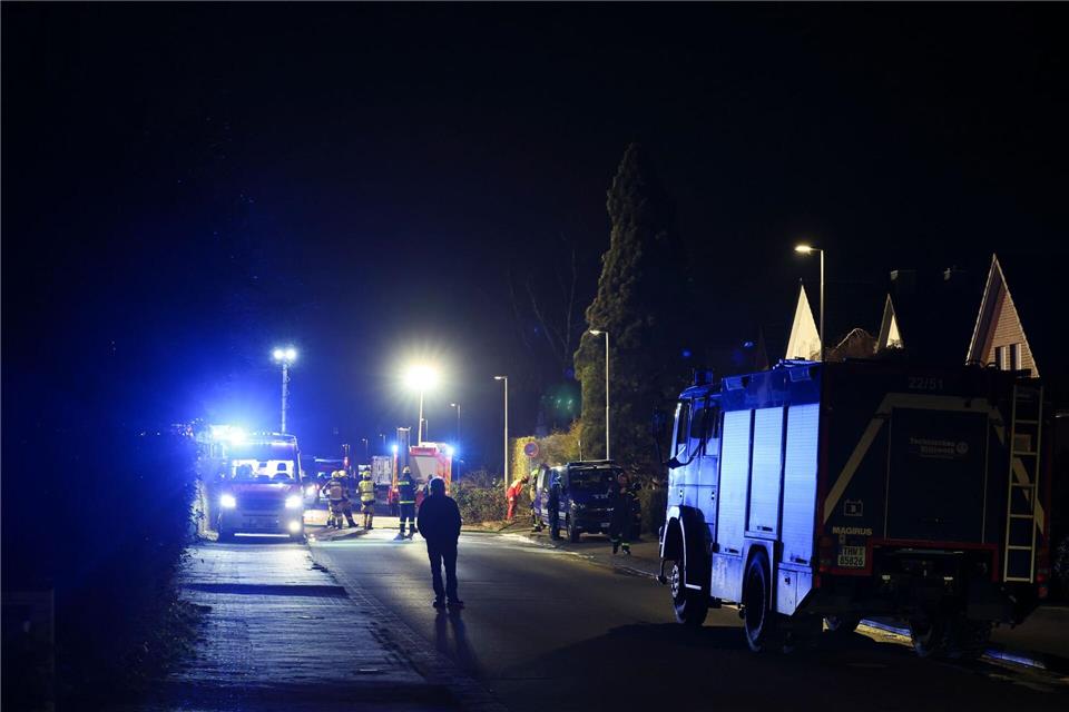 Die Straße, in der sich die Explosion ereignet hat, ist teils gesperrt. Christian Charisius/dpa