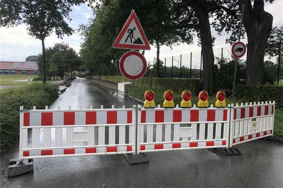 Die Straße ist bis auf Weiteres gesperrt.