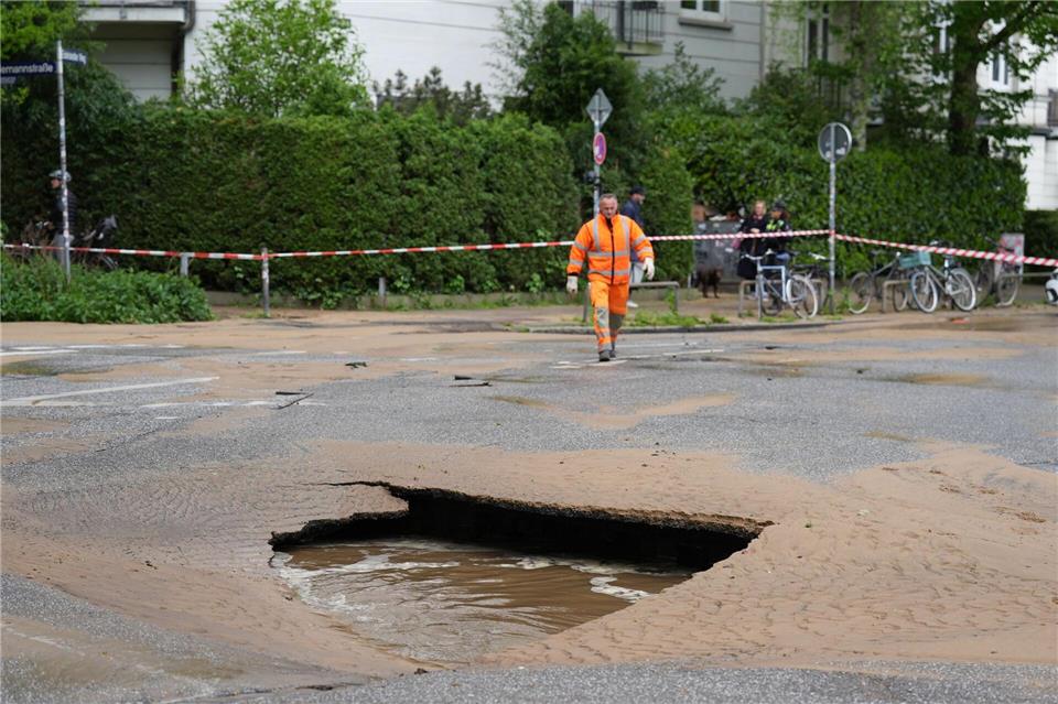 Die Straße ist nun vorerst abgesperrt.Marcus Brandt/dpa