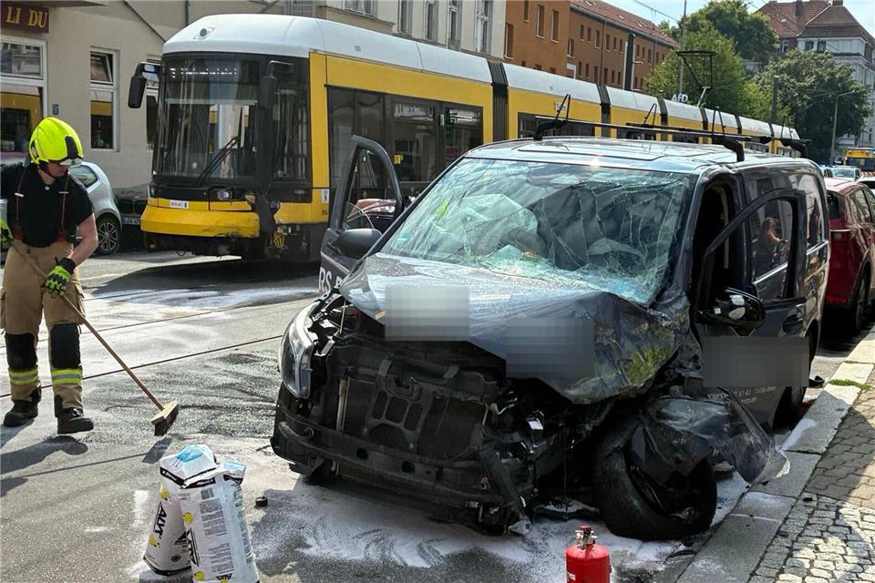 Die Straße wurde nach dem Unfall voll gesperrt. Jerome Kayser/dpa