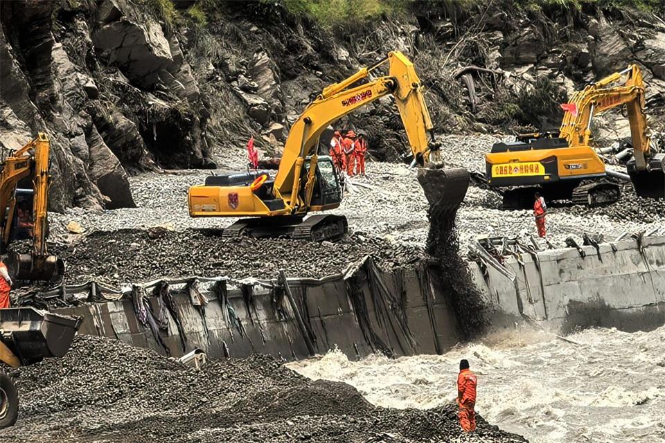 Die Straße zum Grenzposten Gyirong wurde durch die Flut unpassierbar.  Uncredited/Xinhua/AP/dpa