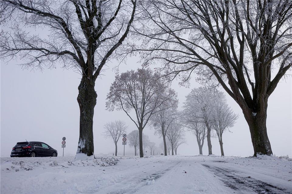 Die Straßen in Niedersachsen sind teilweise noch schneebedeckt. Nun wird extreme Glätte erwartet. Moritz Frankenberg/dpa