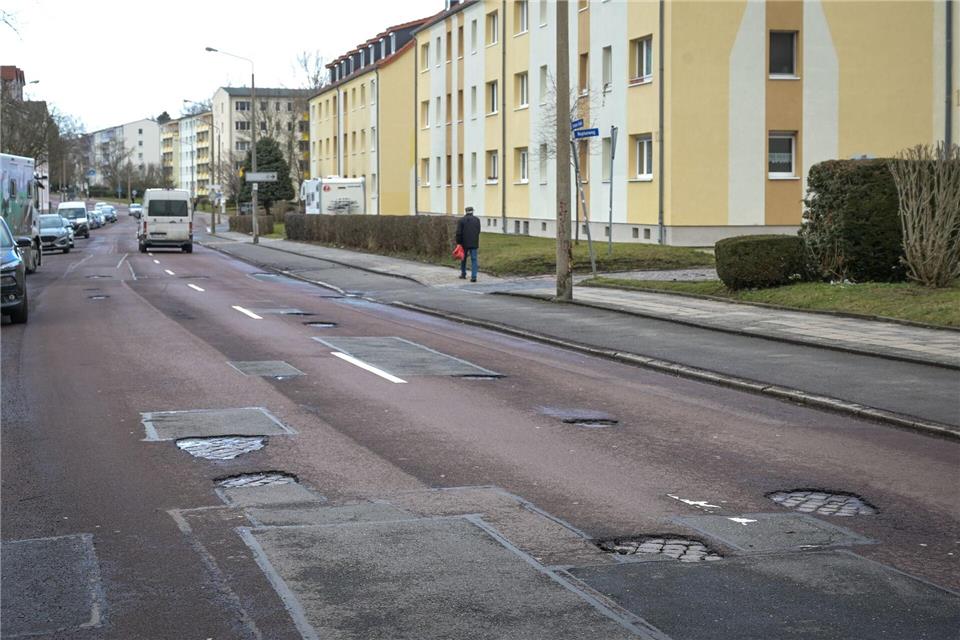 Die Straßen leiden unter häufigen Frost-Tau-Wechseln. Heiko Rebsch/dpa