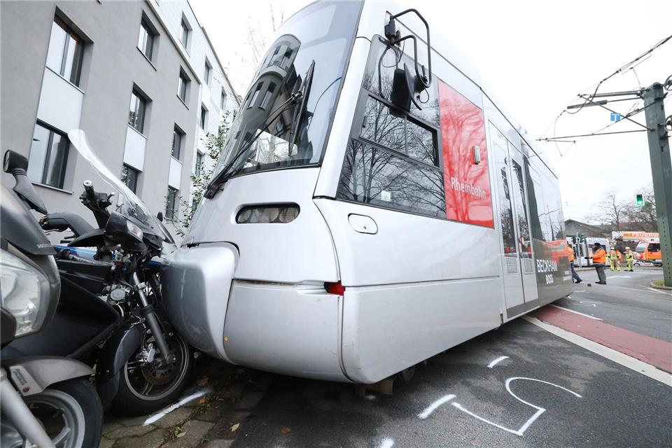 Die Straßenbahn entgleiste.David Young/dpa