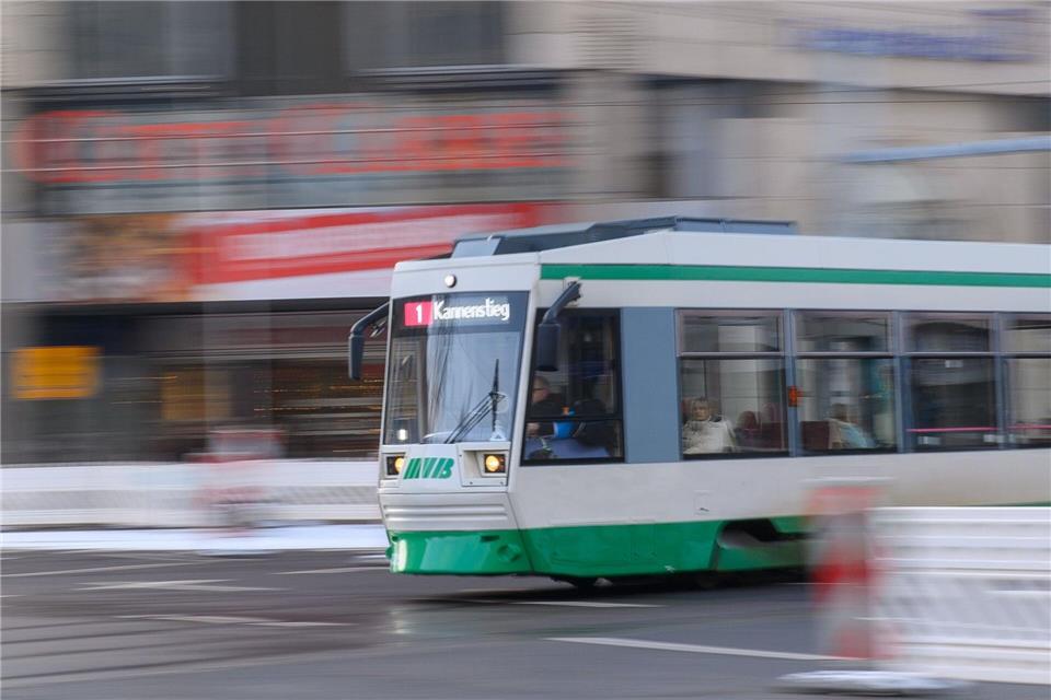 Die Straßenbahn kam trotz Gefahrenbremsung nicht mehr rechtzeitig zum Stehen. (Symbolbild)Klaus-Dietmar Gabbert/dpa