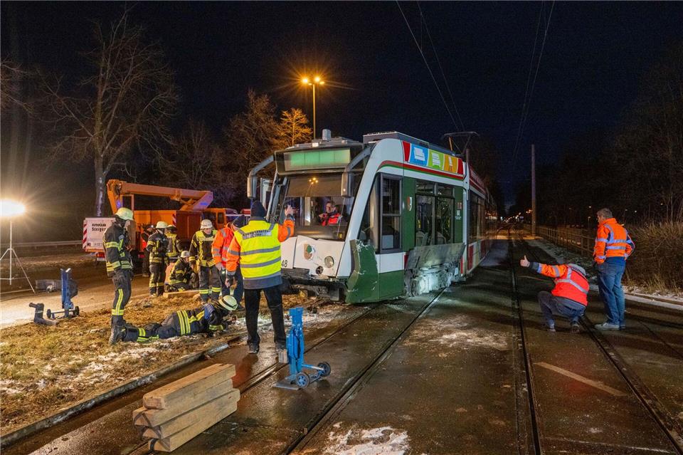 Die Straßenbahn war durch die Kollision entgleist.Stefan Puchner/dpa
