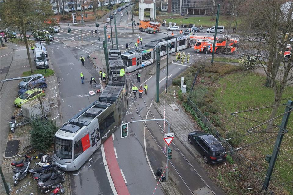 Die Straßenbahn wurde in der Mitte auseinandergerissen.David Young/dpa