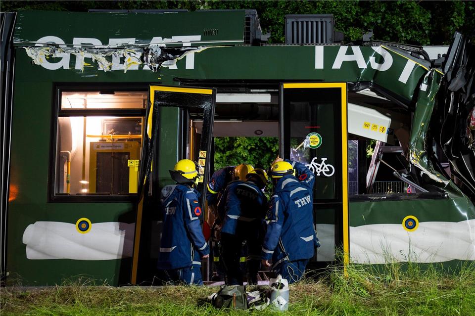 Die Straßenbahn wurde seitlich aufgerissen.Christophe Gateau/dpa