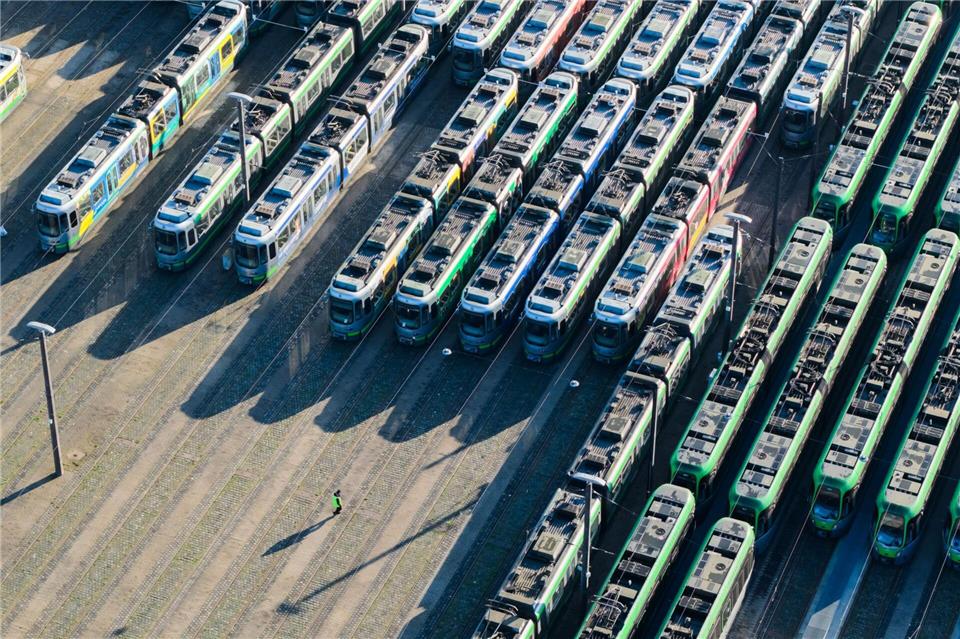 Die Straßenbahnen blieben wie schon Montag in ihren Depots.Julian Stratenschulte/dpa
