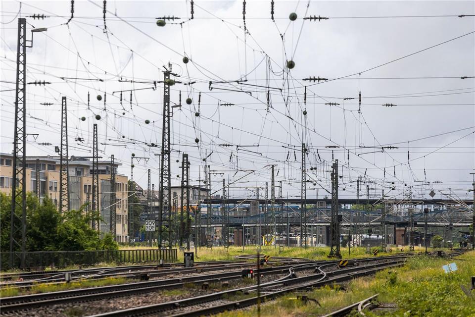 Die Straßenbahnlinie 4 wird mit Bussen ersetzt. (Symbolbild)Philipp von Ditfurth/dpa