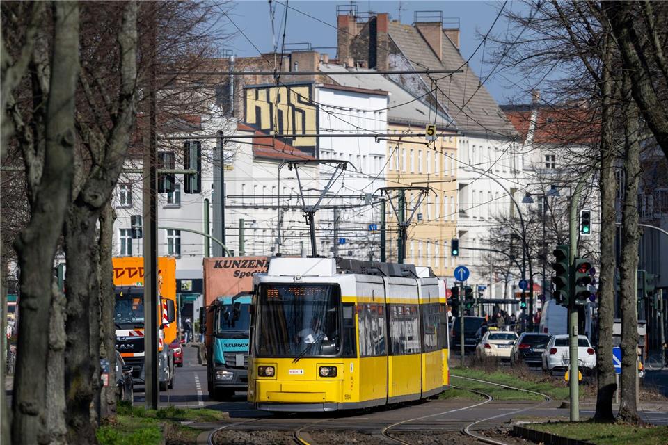 Die Straßenbahnlinie M4 ist durch den Rohrschaden blockiert. (Symbolbild)Soeren Stache/dpa