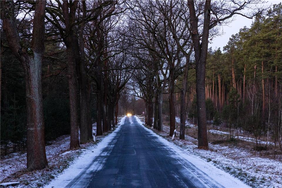 Die Straßenmeistereien in Brandenburg sind nach Angaben des Verkehrsministeriums auf weitere Schneefälle vorbereitet.Frank Hammerschmidt/dpa