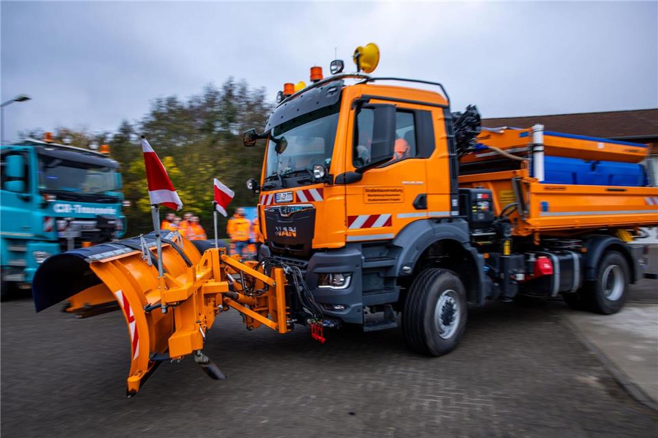 Die Straßenmeistereien in MV können für den Winterdienst auf Hunderte Fahrzeuge zurückgreifen.Jens Büttner/dpa