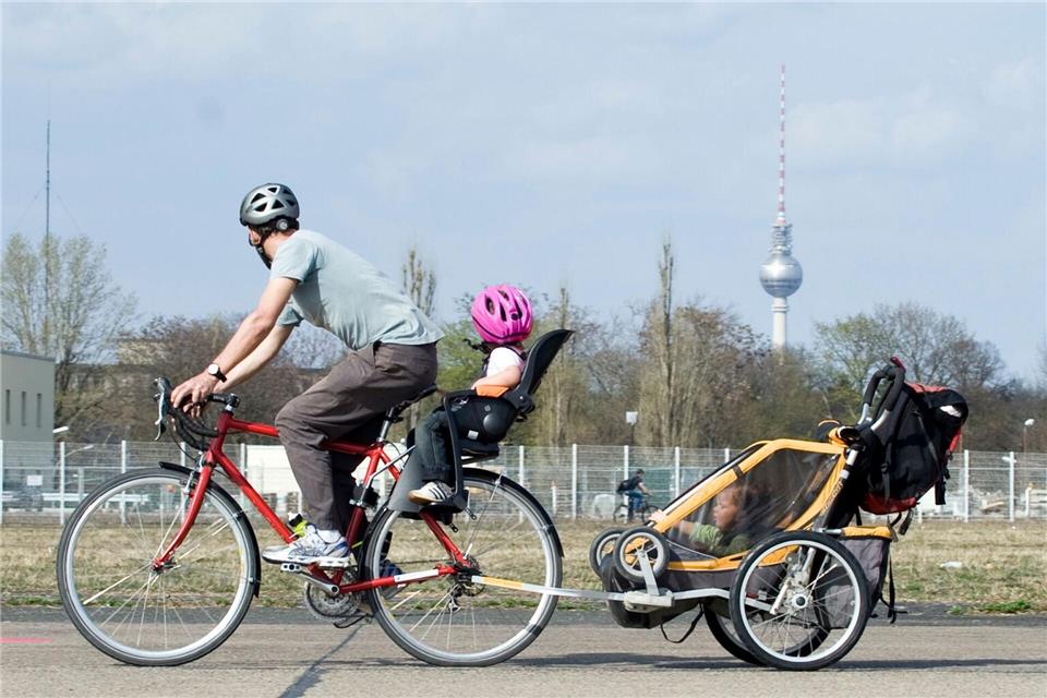 Die Straßenverkehrsordnung erlaubt den Transport von Kindern bis sieben Jahren nur in speziellen Sitzen oder Anhängern.picture alliance/dpa/dpa-tmn