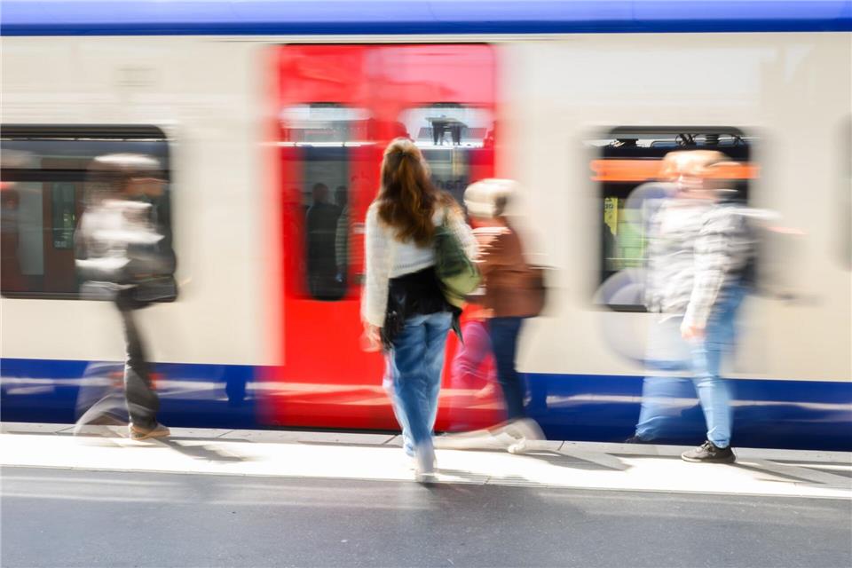 Die Strecke der Linie S1 ist aufgrund einer Störung zwischen Wunstorf und Minden gesperrt. (Archivbild)Julian Stratenschulte/dpa