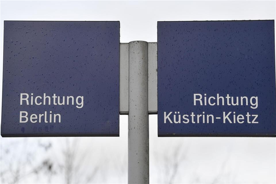 Die Strecke von Berlin nach Küstrin-Kietz an der Grenze zwischen Brandenburg und Polen ist derzeit nicht elektrifiziert und nur eingleisig. (Archivbild)Patrick Pleul/dpa-Zentralbild/dpa