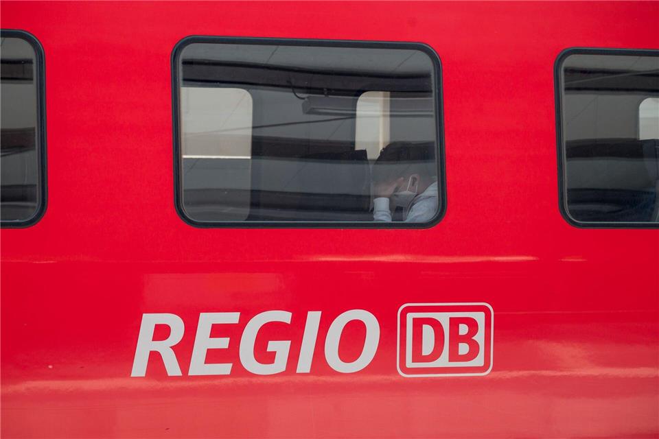 Zugstrecke zwischen Hof und Schwandorf wieder frei Die Strecke war seit dem Mittag gesperrt und ist jetzt wieder frei. (Symbolbild)Daniel Vogl/dpa