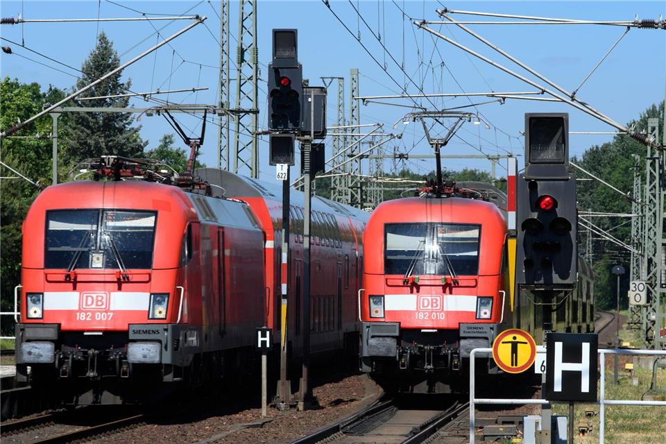 Die Strecke wurden wegen eines Böschungsbrands gesperrt.Soeren Stache/dpa