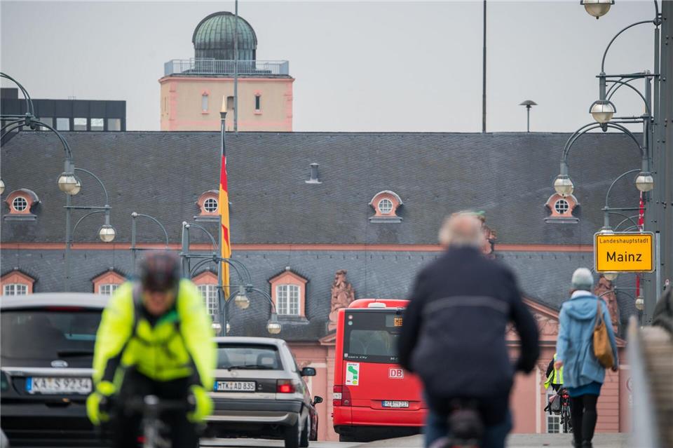 Die Strecke zwischen der hessischen und der rheinland-pfälzischen Landeshauptstadt ist eine der stärksten Pendelachsen im Bundesgebiet. (Symbolbild)Andreas Arnold/dpa