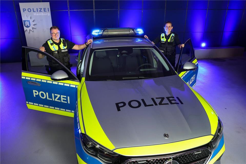 Die Streifenwagenbesatzung kann das Licht manuell steuern. Beim Losfahren soll das Präsenzlicht jedoch regelmäßig eingeschaltet bleiben. Christian Charisius/dpa